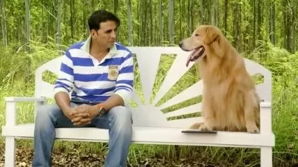 Akshay kumar with entertainment dog in hindi movie entertainment and the dog breed is golden retriever.